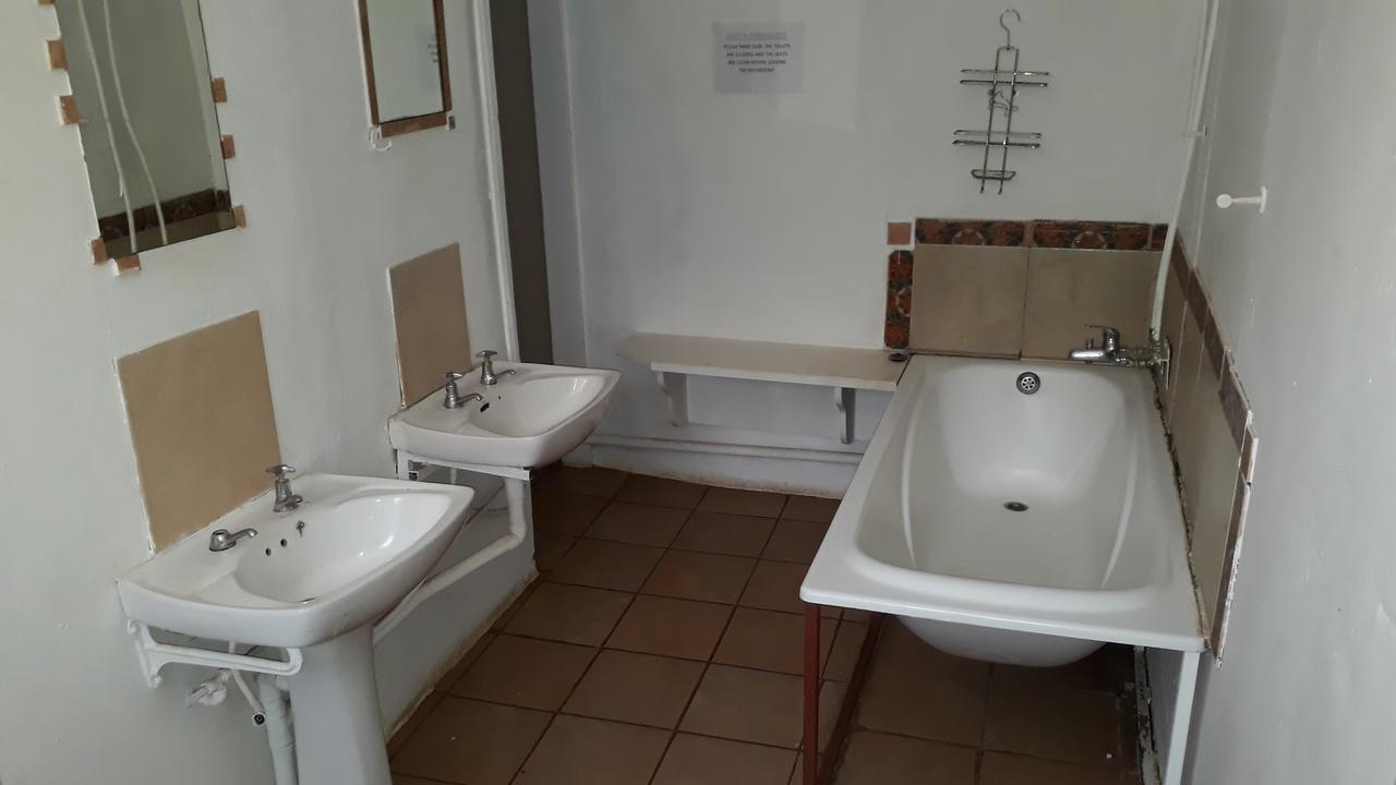Paljas Backpackers Hotel Потчефструм Екстериор снимка